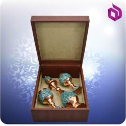 تنگ صراحی 20 سانت و دوجام شربت خوری کوچک مس و فیروزه کوب شمائی با جعبه ام دی اف چرمی