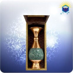 گلدان مس و فیروزه کوبی آقاجانی طرح صراحی ۱۶ سانتی با جعبه گالینگور MDF