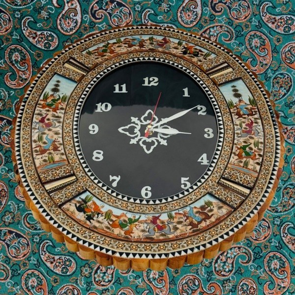 ساعت دیواری خاتمکاری طرح اسب و شکار در قاب بیضی