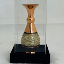 گلدان خاتمکاری 16 سانتی با پایه مسی؛ محافظتشده در پلکسی کریستالی