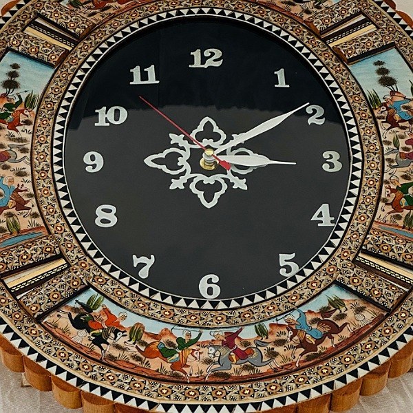 ساعت دیواری خاتمکاری طرح اسب و شکار در قاب بیضی