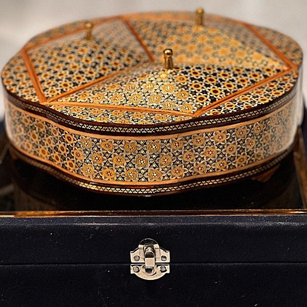 شکلاتخوری خاتمکاری با بستهبندی مخملی.
