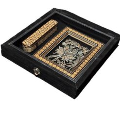 ست نفیس خاتم‌کاری شامل تابلو و قلمدان.